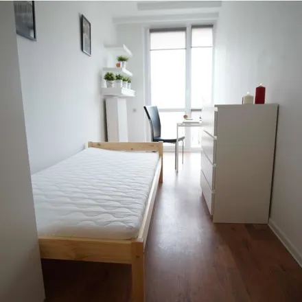 Rent this 3 bed room on Bolesława Limanowskiego 25 in 91-301 Łódź, Poland