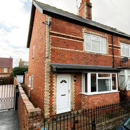 Rent this 3 bed duplex on Farm Road in Henley-on-Thames, RG9 1EJ