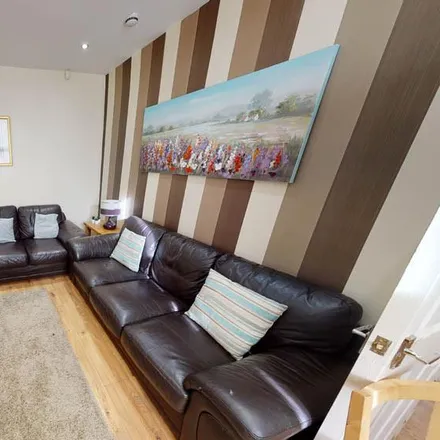 Rent this 6 bed house on Broomfield View in Leeds, LS6 3DH