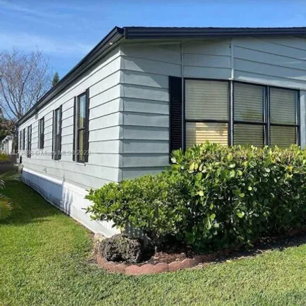 Buy this studio apartment on 41 Forest Lane in Davie, FL 33325