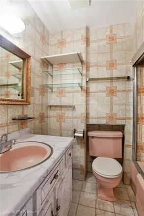 Image 9 - 2227 West 8th Street, New York, NY 11223, USA - House for sale