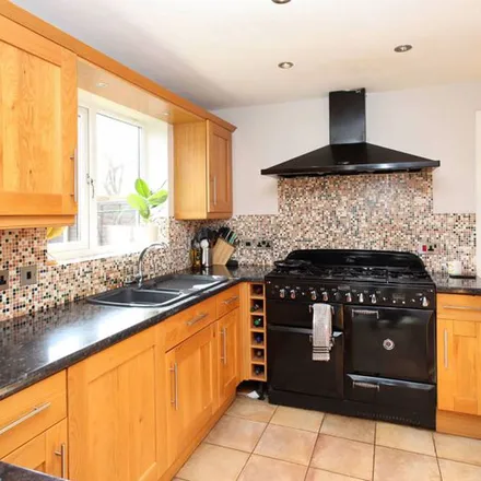 Rent this 5 bed apartment on Rose Tree Close in Telford, TF3 5DZ