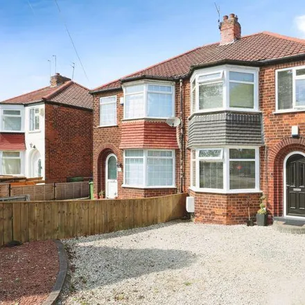 Rent this 3 bed duplex on Hull Road in Anlaby, HU10 6SW