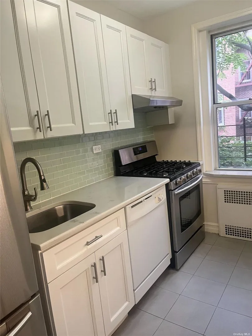 Allendale Apartments, 34-24 82nd Street, New York, NY 11372, USA | 1 bed apartment for rent