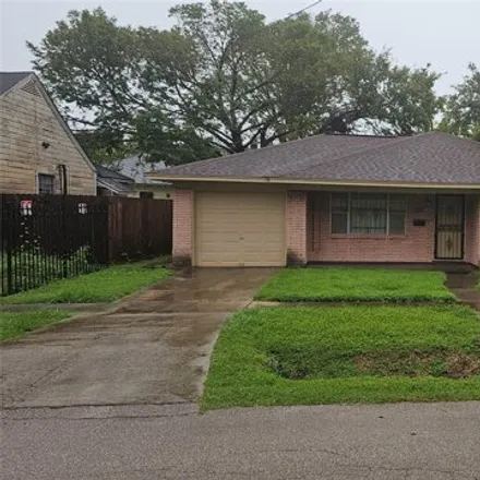 Buy this 4 bed house on 2205 Davis St in Houston, Texas
