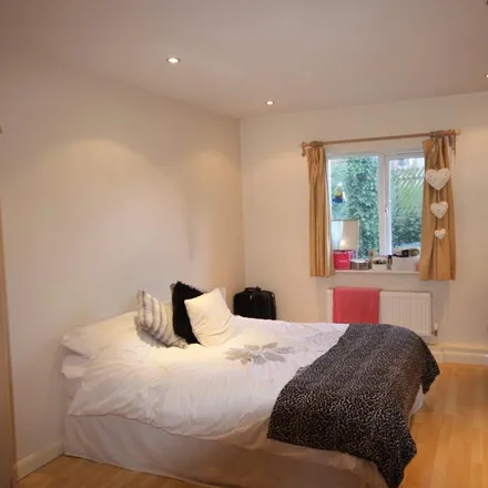 Rent this 2 bed apartment on Delph Lane in Leeds, LS6 2HY