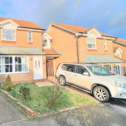 Rent this 3 bed duplex on unnamed road in Stone Cross, BN24 5FD