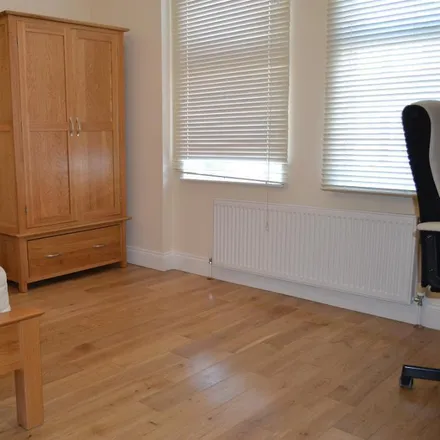 Image 3 - 77 Gilbey Road, London, SW17 0QG, United Kingdom - Apartment for rent