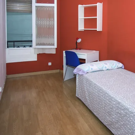 Rent this 6 bed room on Wok Garden in Gran Vía, 64