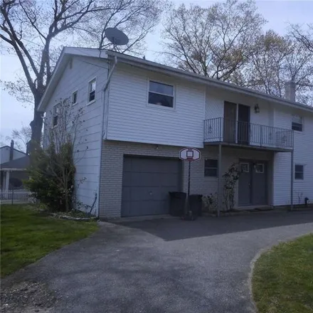 Buy this 5 bed house on 2 Birch Avenue in Brookhaven, Farmingville