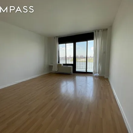 Image 9 - Bugsy’s Dog Run, Shore Tower Path, New York, NY 11102, USA - Apartment for rent