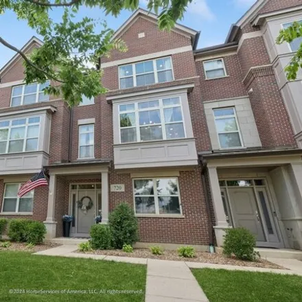 Buy this 3 bed house on 720 N Aspen Dr in Vernon Hills, Illinois