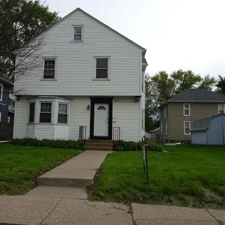 Buy this studio house on 2577 6th Avenue in Moline, IL 61265