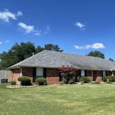 Buy this 4 bed house on 817 Hickory Hollow Ln in Russellville, Arkansas