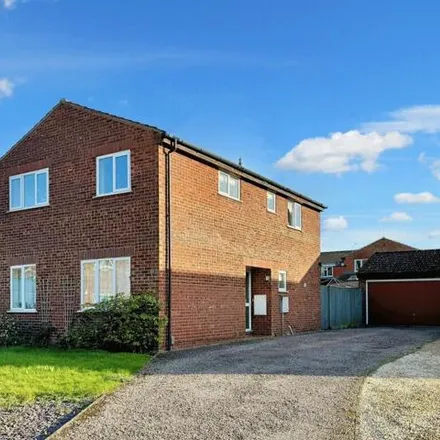 Buy this 4 bed house on Carlton Close in Grove, OX12 0PU