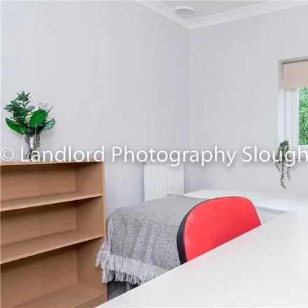 Image 1 - 2 Broomfield, Guildford, GU2 8LH, United Kingdom - Room for rent
