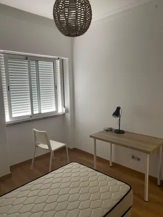 Rent this 4 bed room on Rua 25 de Abril in 1885-035 Loures, Portugal