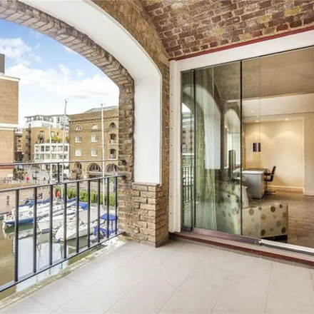 Rent this 3 bed apartment on Traders in East Smithfield, London