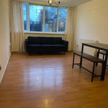 Image 3 - 130 Tiptree Crescent, London, IG5 0SX, United Kingdom - Townhouse for rent