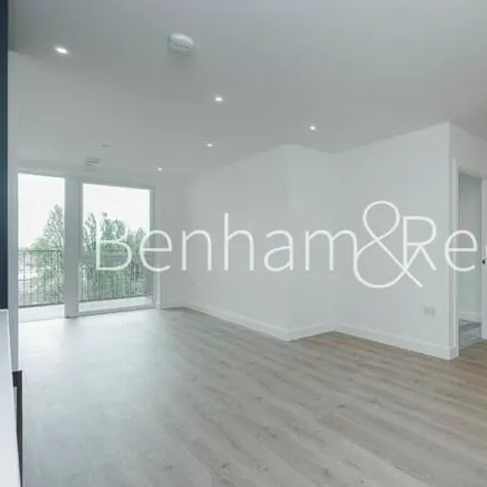 Rent this 3 bed room on Kenmere Gardens in Beresford Avenue, London
