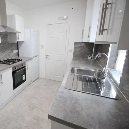 Rent this 2 bed apartment on Sara Beauty Salon in Oxford Road, Reading
