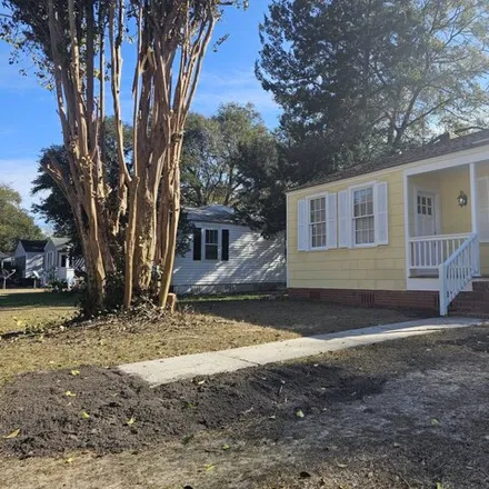 Buy this 2 bed house on 2720 North Street in Beaufort, SC 29902