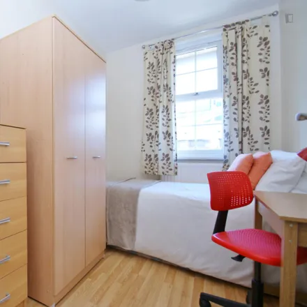 Rent this 5 bed room on 21 Braybrook Street in London, W12 0AR