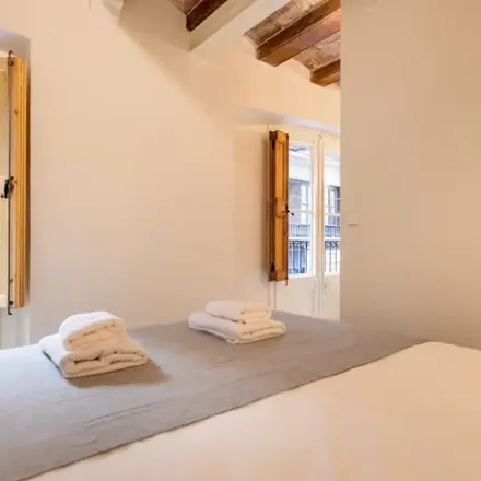 Rent this 4 bed room on Carrer d'Avinyó in 18B, 08002 Barcelona