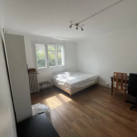 Rent this 8 bed apartment on 3 Place de l'Église in 91190 Gif-sur-Yvette, France
