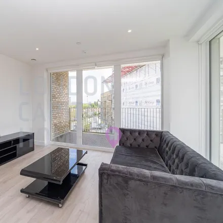 Rent this 2 bed apartment on Kenmere Gardens in Beresford Avenue, London