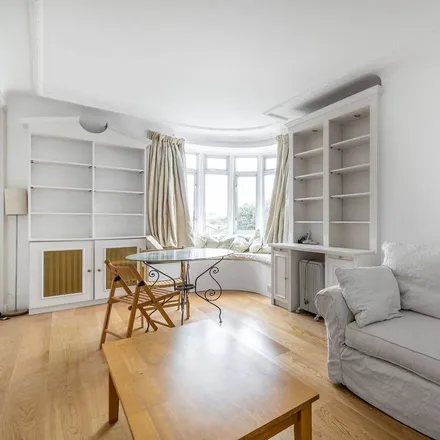 Rent this studio apartment on 152 Holland Park Avenue in London, W11 4UH