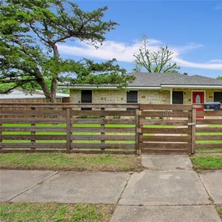 Rent this 3 bed house on 1190 South Elm Street in Sherman, TX 75090