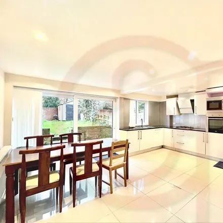 Rent this 4 bed townhouse on Heronsforde in London, W13 8JE