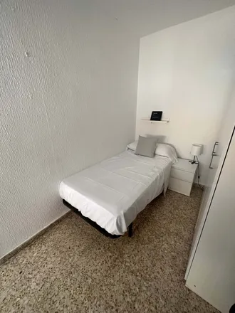 Rent this 5 bed room on Calle Río Olivenza in 3, 29002 Málaga