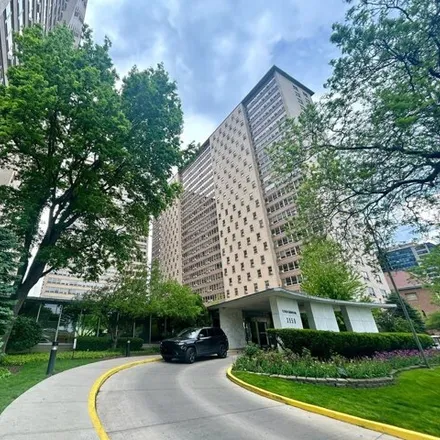 Rent this 3 bed condo on 3950 North Lake Shore Drive in Chicago, IL 60613