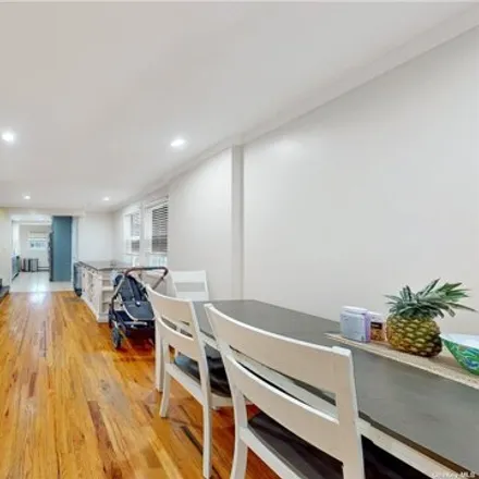 Image 4 - 118-21 203rd Street, New York, NY 11412, USA - House for sale