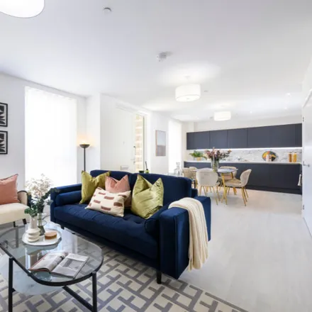 Image 4 - Lakeview, Moorhen Drive, The Hyde, London, NW9 7FF, United Kingdom - Apartment for sale