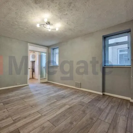 Image 1 - Tooting, Sandra Court, London, CR4 2BX, United Kingdom - Apartment for rent