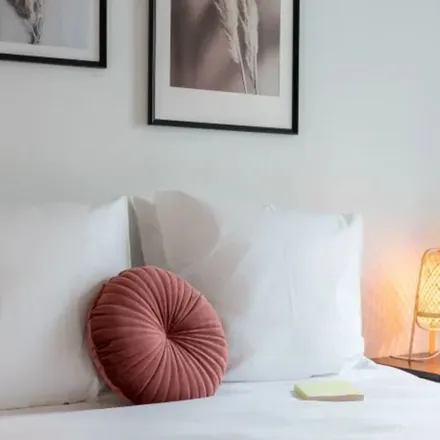 Rent this 3 bed apartment on Rue Saint-Jean - Sint-Jansstraat 35 in 1000 Brussels, Belgium