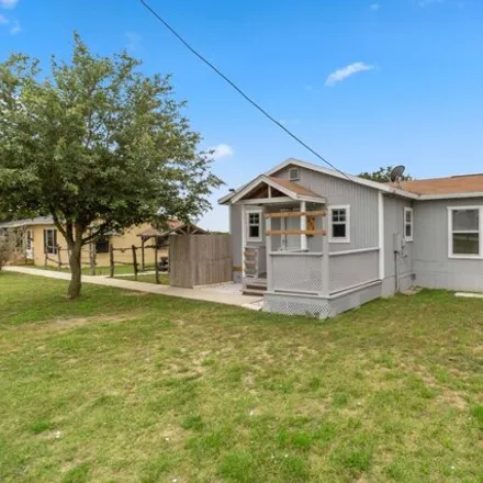 Image 3 - 421 Palo Alto Drive, Atascosa County, TX 78073, USA - House for rent