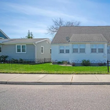 Buy this 3 bed house on 692 Broad Street in Cape May, NJ 08204