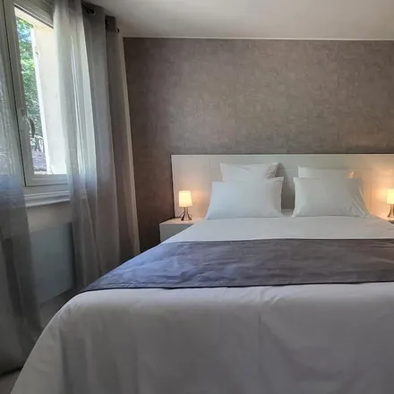 Rent this 1 bed house on 13610 Saint-Estève-Janson