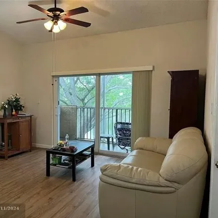 Image 1 - 712 Cypress Lane, Crystal Lake, Deerfield Beach, FL 33064, USA - Condo for sale