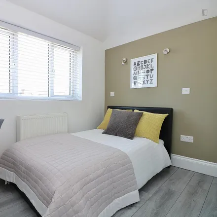 Rent this 6 bed room on Taylor's Green in London, United Kingdom
