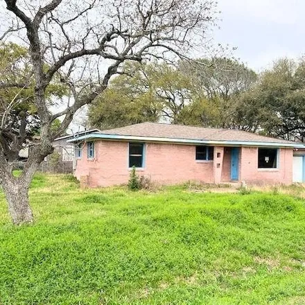 Buy this 3 bed house on 310 Dorsett Street in Clute, TX 77531