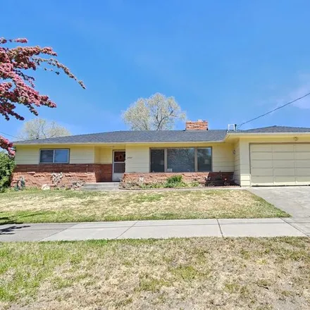 Buy this 3 bed house on 2447 Darrow Ave in Klamath Falls, Oregon