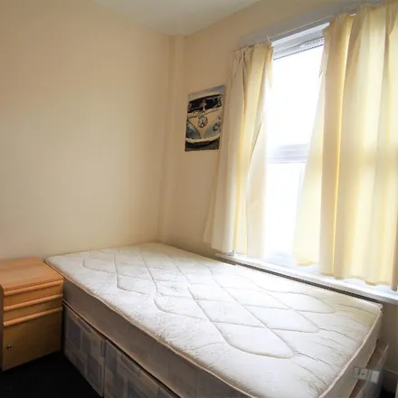 Image 4 - 54 Romilly Road, London, N4 2EF, United Kingdom - Apartment for rent