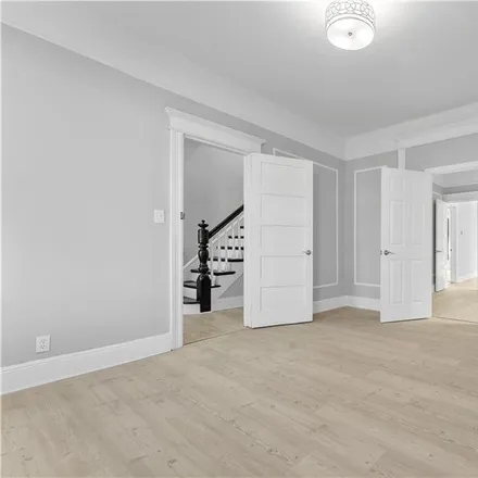 Image 5 - 836 East 229th Street, New York, NY 10466, USA - Townhouse for sale