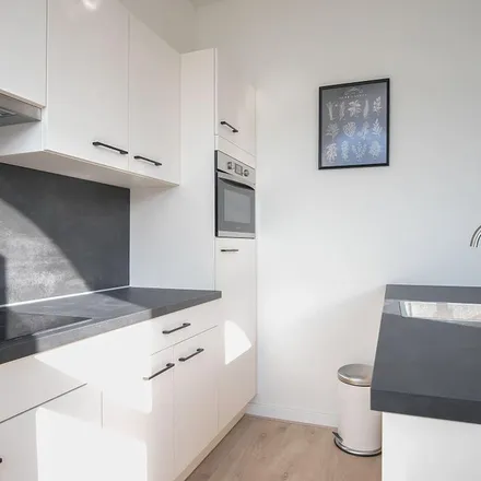 Rent this 1 bed apartment on Van Oldenbarneveltstraat 135A in 3012 GT Rotterdam, Netherlands