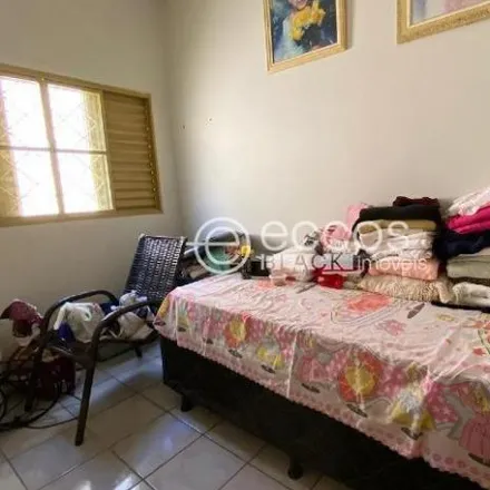 Buy this 3 bed house on Avenida Joaquim Ribeiro in Santa Luzia, Uberlândia - MG